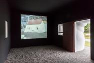 Erwin Wurm, Fat House, 2003, Eisen, Holz, Styropor, Aluminium, Elektroinstallation, Video auf D ...