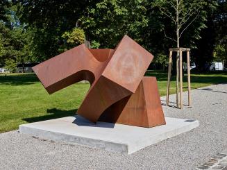 Oskar Höfinger, Zeit, 1969/1970, Eisen (Stahlblech), 210 × 210 × 320 cm, Artothek des Bundes, D ...