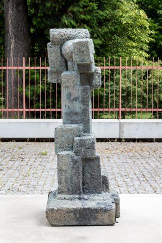 Fritz Wotruba, Knieende Figur, 1960, Bronze, 157 × 60 × 62 cm, Belvedere, Wien, Dauerleihgabe d ...