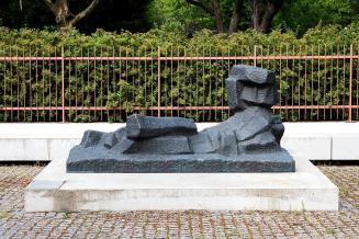 Fritz Wotruba, Große liegende Figur, 1951–1953, Bronze, 249 × 114 × 106 cm, Belvedere, Wien, In ...