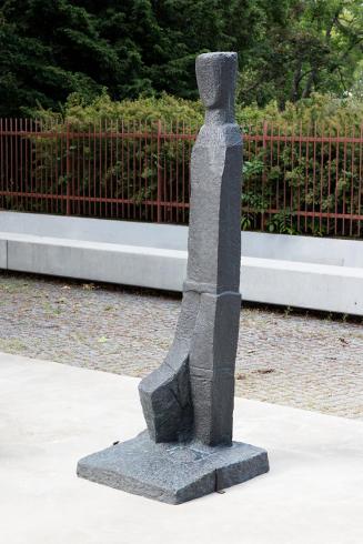 Fritz Wotruba, Große stehende Figur (mit vorgesetztem rechtem Bein), 1953, Bronze, 178 × 58 × 5 ...