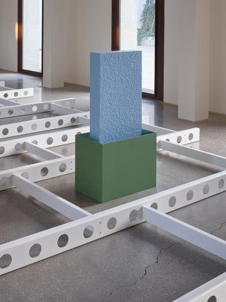 Werner Feiersinger, Ohne Titel, 2018, Aluminium, Stahl, Grundierung, Lack, 125 × 39,6 × 63,2 cm ...