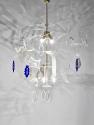 Linda Bilda, Dämonenlampe, 2011, Lampenobjekt, Metall, Glas, Plexiglas, 120 × 110 × 110 cm, Bel ...