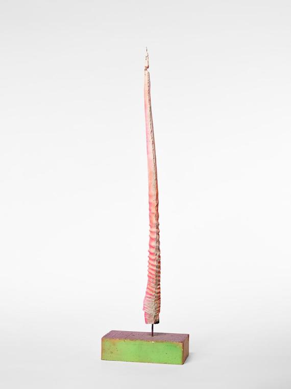 Sofia Goscinski, Oryx Series, 2017, Beton, Sprühfarbe, Ziegel, Eisen, 97 × 12 × 25 cm, Ankauf a ...