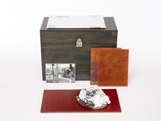 Christine Hohenbüchler, Ohne Titel, undatiert, Holz, Metall, Silikon, 2 Bücher, 27 × 36 × 21 cm ...