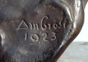 Gustinus Ambrosi, Rainer Maria Rilke, Detail: Bezeichnung, 1923, Bronze auf Marmor/ Granit-Post ...