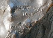 Gustinus Ambrosi, Genie und Idee, Detail: Bezeichnung, 1921, Bronze auf Onyx/Marmor-Postament,  ...