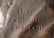 Gustinus Ambrosi, Die Erkenntnis, Detail: Bezeichnung, 1913, Bronze auf Onyx/ Serpentin-Postame ...