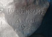 Gustinus Ambrosi, Der Einsame, Detail: Bezeichnung, 1915, Bronze auf Onyx/ Serpentin-Postament, ...