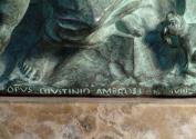 Gustinus Ambrosi, Heilige Familie, Detail: Bezeichnung, 1908, Bronze auf Onyx-Postament, 31 x 3 ...