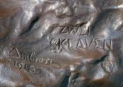 Augustinus Ambrosi, Die beiden Sklaven, Detail: Bezeichnung, 1913, Bronze auf Onyx-Postament, H ...