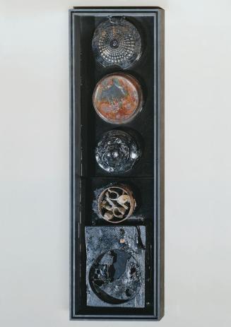 Rudolf Haas, Totem, 1984, Mischtechnik, Holz, 115 × 34,5 × 6 cm, Belvedere, Wien, Inv.-Nr. 8552
