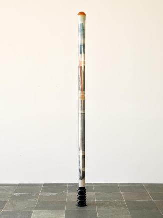 Gerhard Kaiser, Stakeman, 2022, Metall, Folien, PU-Schaum, Bildmaterial, 220 × 15 × 15 cm, Belv ...