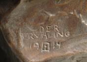 Gustinus Ambrosi, Der ewige Frühling, Detail: Bezeichnung, 1914, Bronze, H: 36 cm, Belvedere, W ...