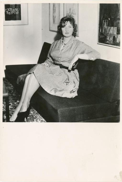 Lucy Wotruba, die Gattin von Fritz Wotruba, in der gemeinsamen Wohnung Seilergasse 4, 1010 Wien