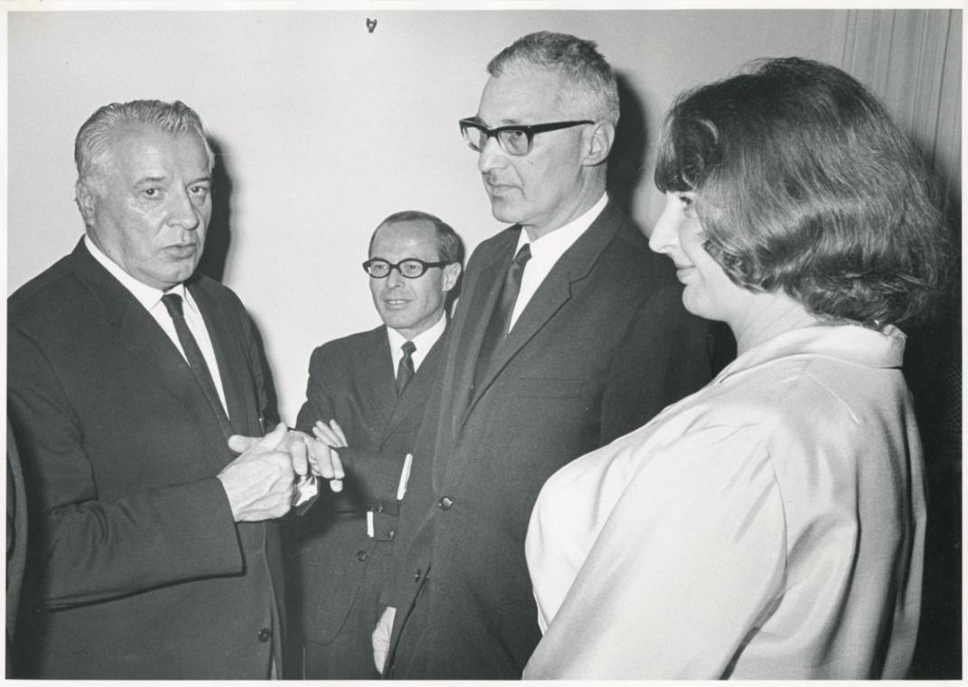 Fritz Wotruba, N.N., Erich Pogats, Direktor des Europa-Verlags, Wien, und Lucy Wotruba in einer Buch-Ausstellung im Künstlerhaus im November 1967