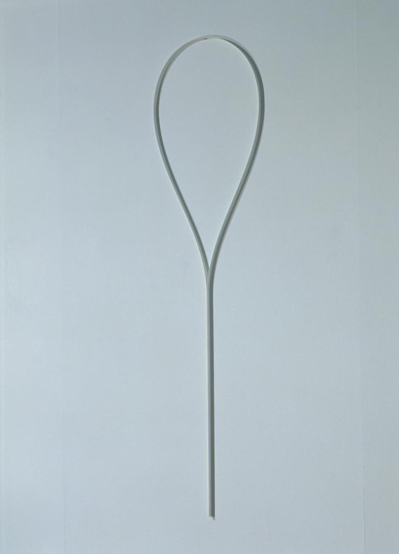 Rolland Kollnitz, Weiße Schleife, 2004, Fiberglas, Klebeband, Nagel, ca. 272 x 65 x 3 cm, Belve ...