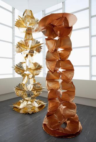 Manuel Gorkiewicz, Ohne Titel, 2006, Kunststoff-Folie, Karton, Stahlkonstruktion, 500 x 120 x 1 ...