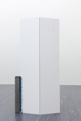 Andy Boot, Ohne Titel, 2012, Holz, Klebeband, Isolierschaum, 156 × 74,5 × 20 cm, Belvedere, Wie ...