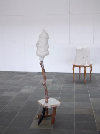 Künstlergruppe gelatin, Scheisekatze Dschinghis Khan, 2013, Gips, Holz, 176 × 45 × 50 cm, Belve ...