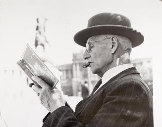 Barbara Pflaum, Ein alter Mann liest ein Buch auf einer Parkbank am Heldenplatz, um 1960, Schwa ...