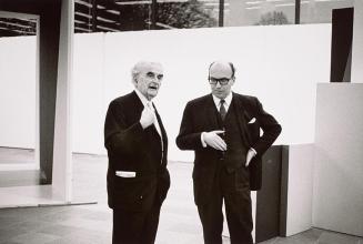 Peter Baum, Der berühmte Arichtekt Richard Neutra besucht Werner Hofmann, 1969, 1969, Barytabzu ...