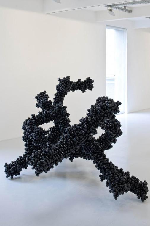 Thomas Feuerstein, PLASMA II, 2009, Polypropylen, 145 × 290 × 190 cm, Schenkung Galerie Elisabe ...