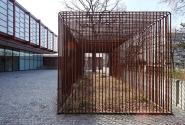 Lois Weinberger, Wild Cube, 2011, Ruderaleinfriedung aus Eisen, Spontanvegetation, 400 × 500 ×  ...