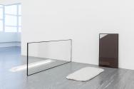 Sarah Pichlkostner, Ohne Titel, 2015, Aluminium, Glas, 81,5 × 206 × 3 cm, Belvedere, Wien, Inv. ...