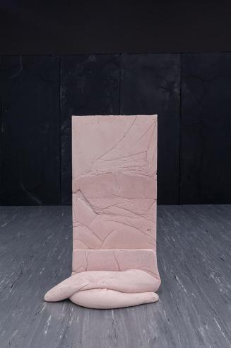 Anne Schneider, Bodyguard, 2015, Beton, Pigmente, 123 × 78 × 45 cm, Belvedere, Wien, Inv.-Nr. 1 ...