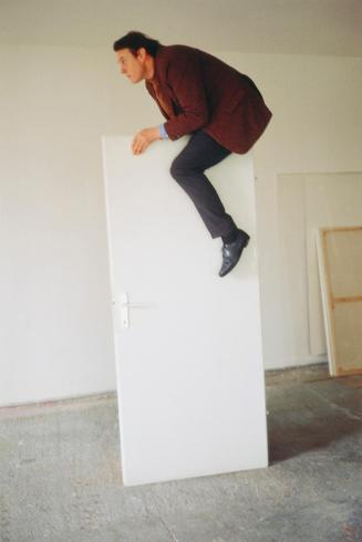 Erwin Wurm, one minute sculpture, 1997/2005, C-Print, 45 × 30 cm, Belvedere, Wien, Inv.-Nr. 114 ...