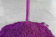 Rudi Stanzel, A Pile of Primes, 2016, Schwarze und violette Kette aus Aluminium, 210000 cm, 82  ...