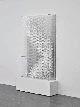 Helga Philipp, Objekt 70033, 1970, Plexiglas, Metallspiegel, Siebdruck, 200 x 120 x 30 cm, Sche ...