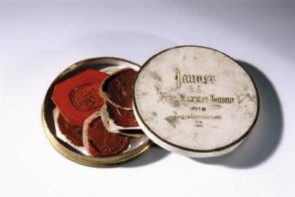 Aus dem Besitz des Johann Peter Krafft, Runde Kassette aus Karton mit 8 Abdrücken von Siegeln,  ...