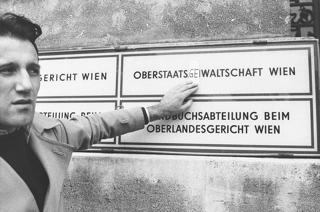 Peter Weibel, Anschläge / Oberstaatsgewaltschaft, 1975/2014, Silbergelatine-Abzug
, 42 × 60,5  ...
