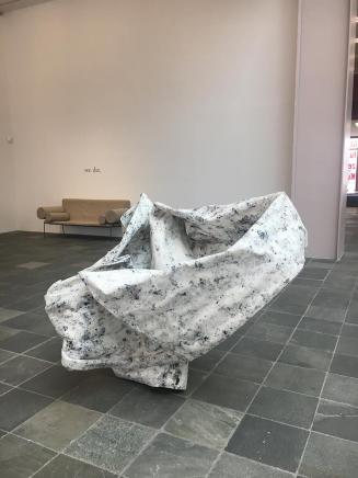 Heiri Häfliger, Pendant, 2016, Papiermaché, Holz Spielbein, 156 × 174 × 123 cm, 2019 Schenkung  ...